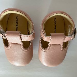 Baby pink LUCY-BRAND moccasin style baby shoes. Size 6-9months